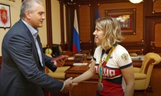 Глава Крыма Аксёнов наградил медалью омскую спортсменку Бацарашкину