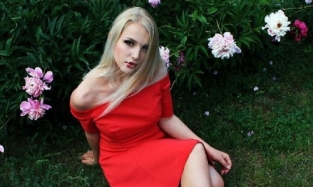Омская красавица Ангелина Рамих выложила в соцсетях пост с хэштегом #замужхочу