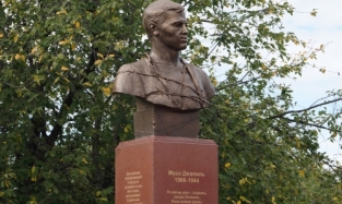  Памятник поэту Мусе Джалилю установили в Большереченском районе