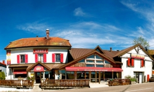 В отеле «Арбез» можно переночевать одновременно во Франции и Швейцарии