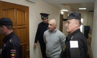 Меренкова привели в суд загорелым и в летних туфлях