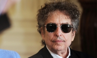 Боб Дилан стал лауреатом Нобелевской премии по литературе