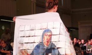 В омском музее Врубеля продемонстрировали платки с религиозным уклоном