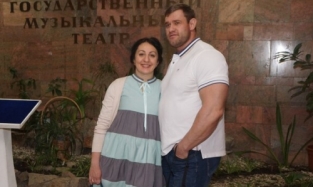 Омский силач Шивляков пришел на концерт «Уральских пельменей» с супругой