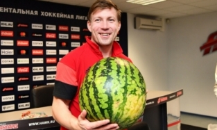 Фанаты подарили Пережогину арбуз и именное печенье