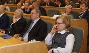 Руководитель омского ТВ «Антенна-7» и депутат Горсовета склонна к деловому стилю