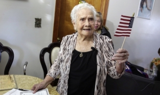Бабушка по имени Америка стала гражданкой США