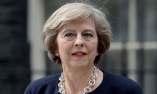 Премьер-министра Великобритании Терезу Мэй раскритиковали за кожаные брюки и рождественского гуся