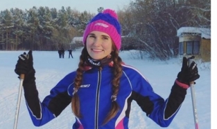 Омская бизнесвумен Екатерина Братцева катается на лыжах с полугодовалым сыном