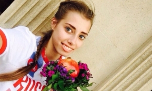 Олимпийская чемпионка, омичка Бирюкова, продает свои золотые счастливые серьги 