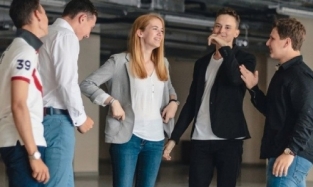 Дети омских бизнесменов занялись продажей магнитов с нецензурными надписями