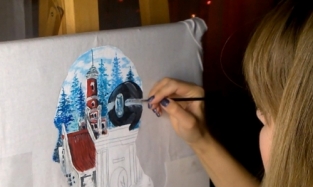 Молодая художница начала изготавливать патриотичные футболки для уезжающих из Омска
