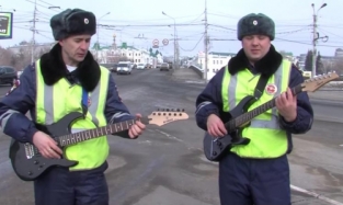 Омские полицейские сняли романтичный клип к 8 Марта