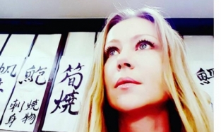 Мария Миронова любуется сакурой в Японии