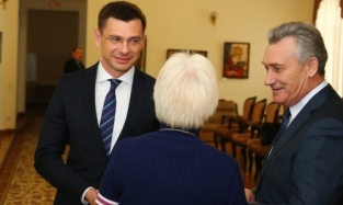 Антропенко и Гребенщиков продемонстрировали единство на регистрации кандидатов в мэры 