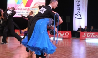 Лучшие танцоры омского чемпионата «Брависсимо», не сговариваясь, выбрали синее