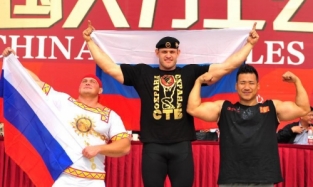 Омич Михаил Шивляков оказался сильнее всех на турнире по силовому экстриму в Китае