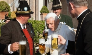 Папа на покое Бенедикт XVI в честь 90-летия выпил пива со старшим братом
