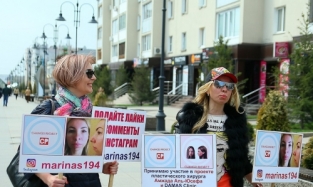 Марина Сидорова просит на улицах Омска подаяния в виде «лайков» в «Инстаграме»