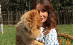 Оксана Федорова провела фотосессию с четвероногим любимцем