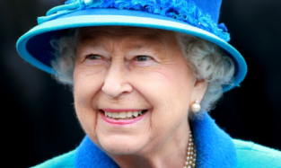 Королева Британии уехала из церкви за рулем Jaguar