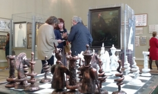 Музей «Искусство Омска» приглашает ночью перекинуться в картишки и шахматы