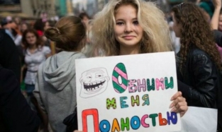 Жители Красноярска установили рекорд по массовым объятиям