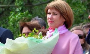 Министр образования выбрала для Последнего звонка нежно-розовые пастельные тона
