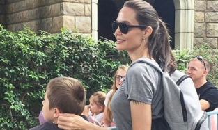 Анджелину Джоли раскритиковали за слишком откровенный наряд на детском празднике