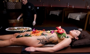 В Китае суши-модель напала на посетителя ресторана