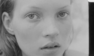 Calvin Klein взял для новой рекламной компании снимки Кейт Мосс 1993 года