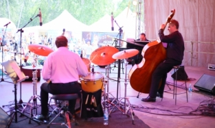 «Весь этот джаз» в Омске: многотысячный аншлаг на фестивале вечно молодой музыки