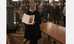 Сенатор от Омской области Елена Мизулина 11 часов стояла в очереди в церковь