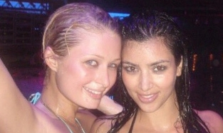 Пэрис Хилтон опубликовала снимки совместного отдыха с Ким Кардашьян в 2006 году
