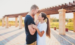 Вратарь омского «Авангарда» Доминик Фурх и его молодая супруга показали свадебное видео
