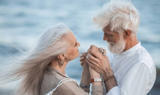 Омичи с умилением постят в соцсетях фотографии красивой пожилой пары