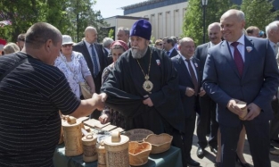 У губернатора Назарова не хватило наличных на покупку луковницы