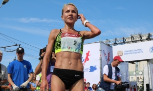 Красотки-победительницы омского марафона показали шикарный золотой пирсинг