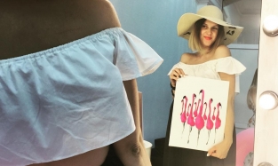 Омский стилист Юлия Межеричер нарисовала розовых фламинго