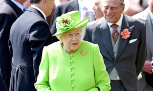 Стало известно, почему британская королева часто носит ультраяркую одежду