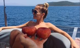 Анна Хилькевич, отдыхая на яхте, изобразила «девочку с персиками»