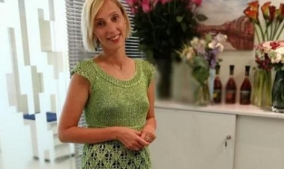 Директор по персоналу «АСГ» Елена Северюхина отметила день рождения в вязаном платье