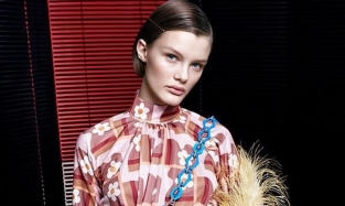 Омская модель Кристина Грикайте снялась в зеркальных очках для Prada