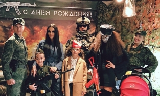 Торт с танком, вокруг солдаты и роботы: Алена Водонаева устроила милитари-пати
