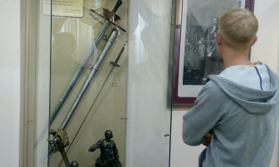 Поклонники «Игры престолов» нашли в омском музее «Иглу» Арьи Старк