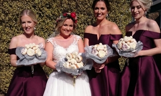 Невеста из Австралии прославилась необычным букетом из пончиков