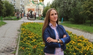 Дочь омского дизайнера Богданова показала москвичам «Макушку»