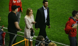 Жена звезды футбола Альберта Риеры появилась в Омске в стиле Кейт Мидлтон