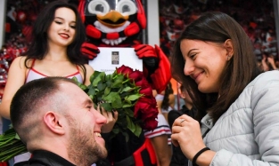 Омич сделал предложение своей девушке вчера на матче «Авангард» – СКА