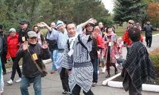 В день открытия фестиваля «В гостях у Арлекина» японцы порадовали омичей лучезарными улыбками и яркими нарядами